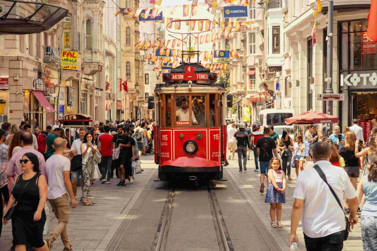 İSTANBUL’UN SARAYLARINDAN TARİHİ SOKAKLARINA BİR YOLCULUK