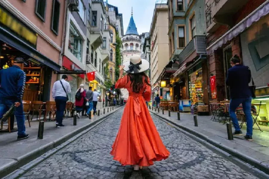 İSTANBUL’UN SARAYLARINDAN TARİHİ SOKAKLARINA BİR YOLCULUK