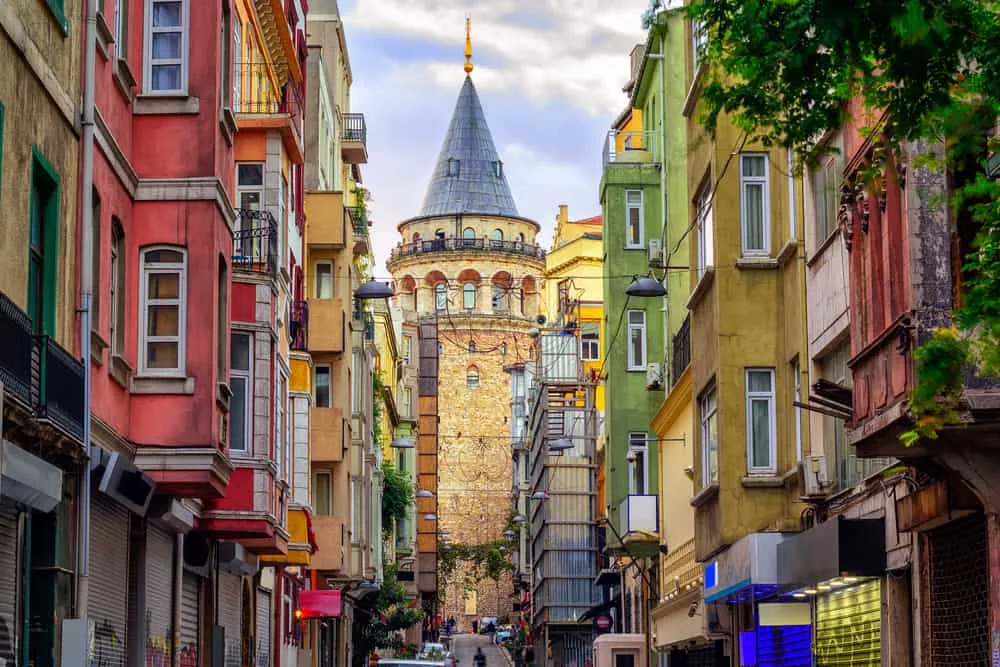 İSTANBUL’UN SARAYLARINDAN TARİHİ SOKAKLARINA BİR YOLCULUK